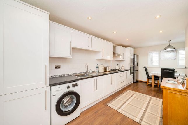 28, Hickin Close, London photo 3