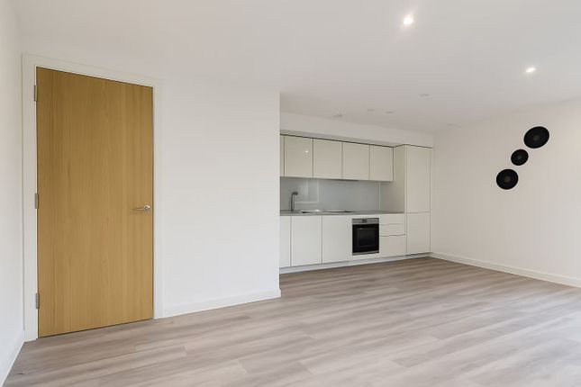 59, Lismore Boulevard, London photo 2