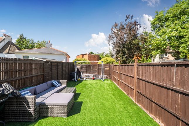 15, Primrose Gardens, Bushey photo 2