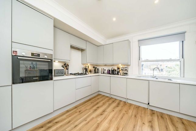 Top Floor Flat, 10, Callow Street, London photo 3