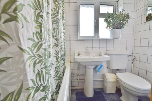End terrace house for sale in Northborough Road, Slough, Slough