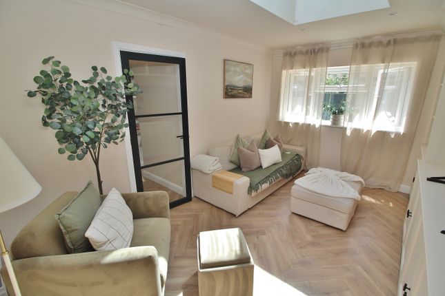 30, Farringdon Road, Havant photo 3