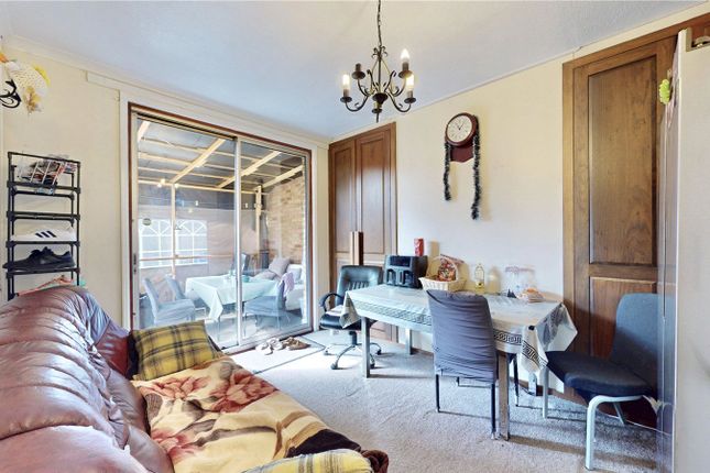 8, Cranborne Waye, Middlesex photo 4
