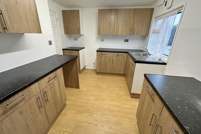6, The Spinney, Sacketts Grove, Clacton-On-Sea photo 2