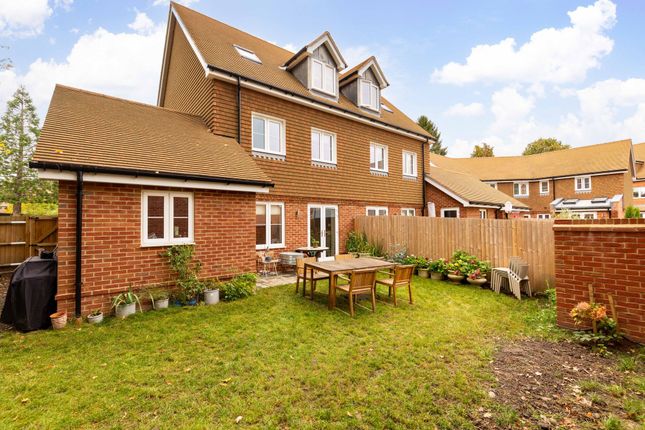 8 Sinden Heath, East Grinstead photo 2