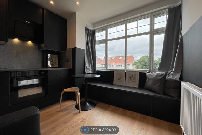 Flat, Rosemill House Arras Avenue, Morden photo 2