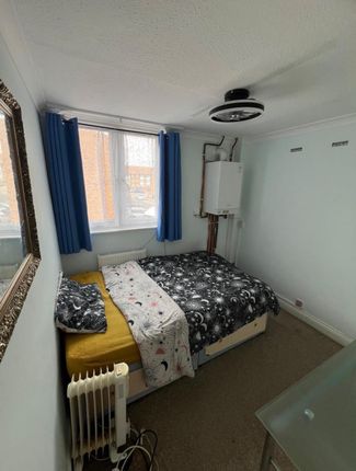 18, Barberry Close, Romford photo 3