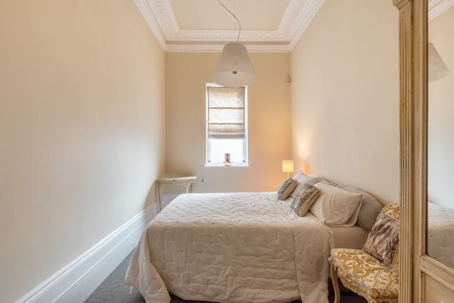 Flat to rent in North Common Road, London