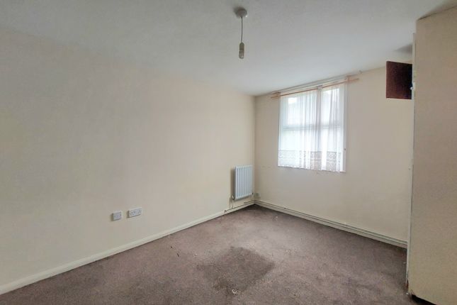 Flat to rent in Wesley Close, Harrow
