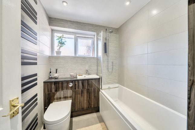 3, Ennerdale Grove, Surrey photo 4