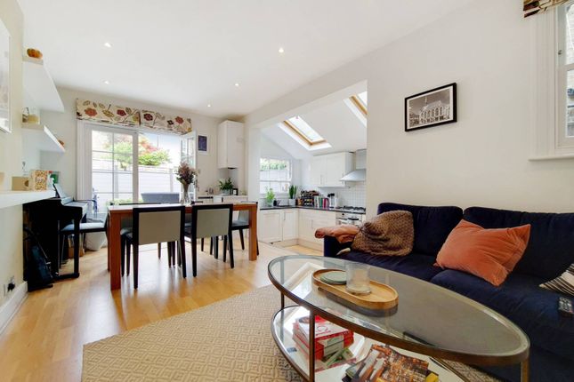 Flat to rent in Tournay Road, Fulham Broadway, London