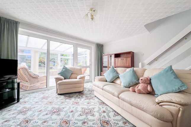 2, Rochford Close, Leek photo 3