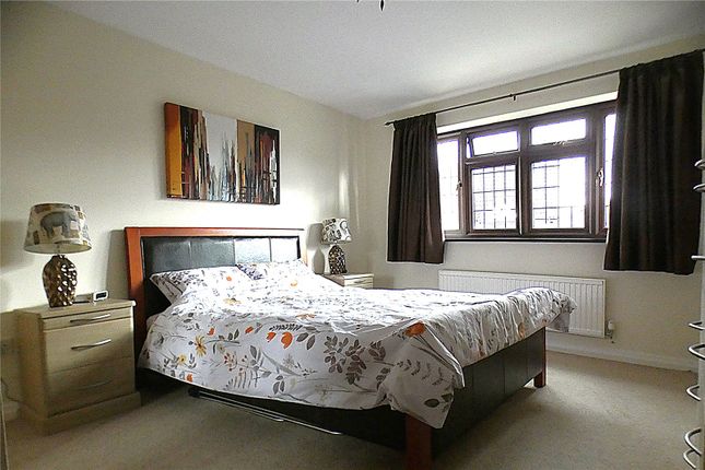 2, Bacon Close, Sandhurst photo 4