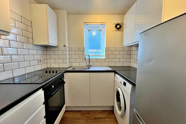 Flat 2,, 91 Long Drive, Greenford photo 3