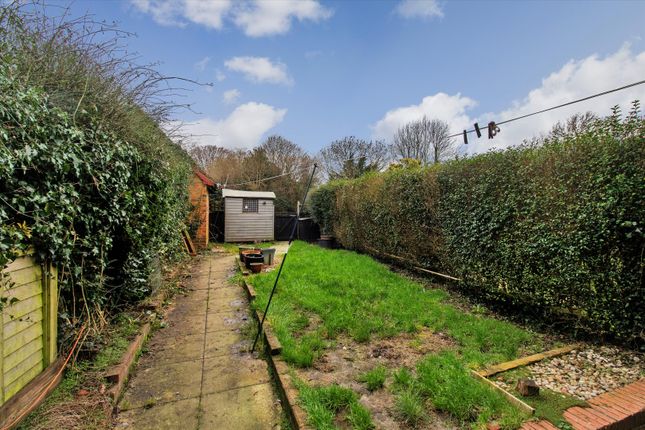 109, Lion Lane, Crawley photo 2