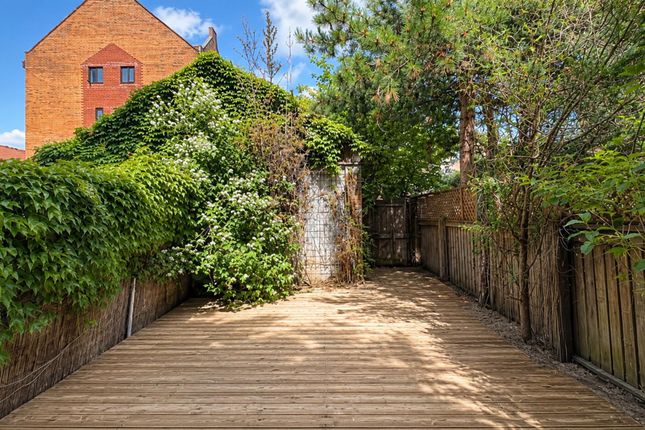 282, Manchester Road, London photo 3