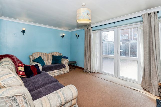 157, Spackmans Way, Slough photo 2