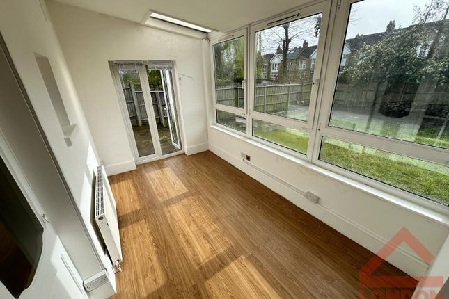 Flat to rent in Braxted Park, London