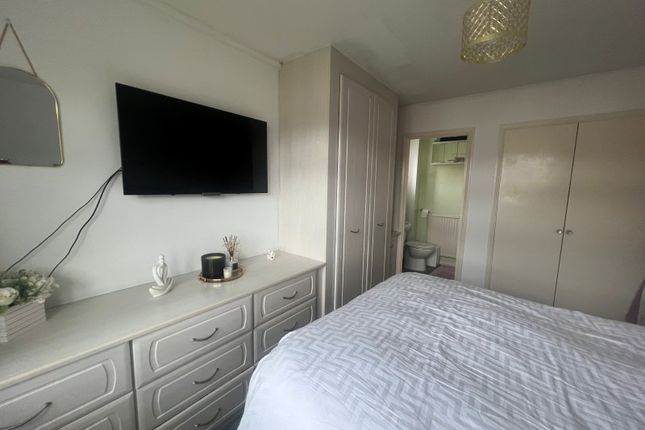 19, Robin Way, Staines photo 4