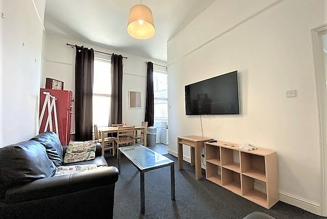 165  Flat 1, Brick Lane, London photo 2