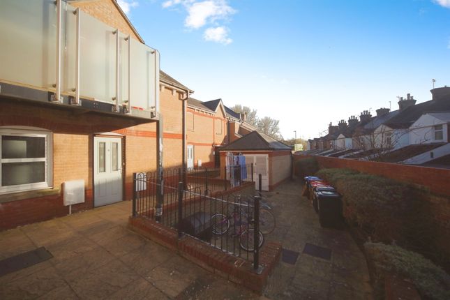 Flat for sale in Standish Court, Taunton