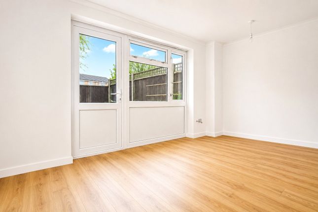 122, Frenchs Wells, Woking photo 3