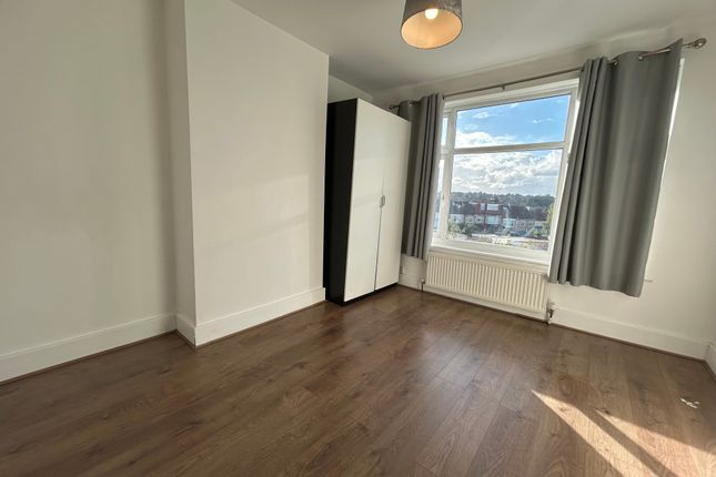 Flat 2, 30, Windsor Drive, Barnet photo 5