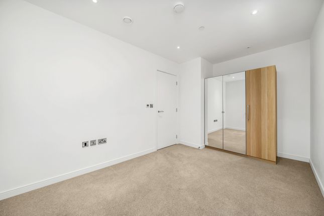 Flat to rent in Buckhold Road, London