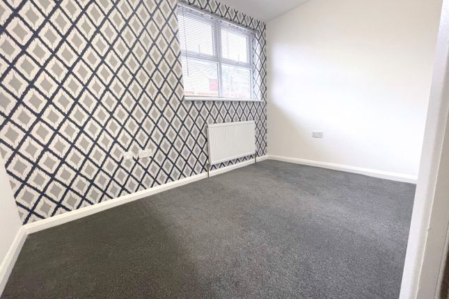 Flat for sale in Newcombe Road, Luton, Bedfordshire