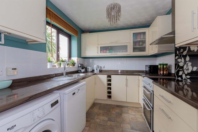 7, Garnet Close, Slough photo 4