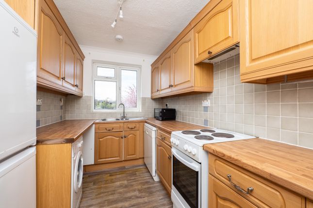 14, Silverdale Close, Surrey photo 4