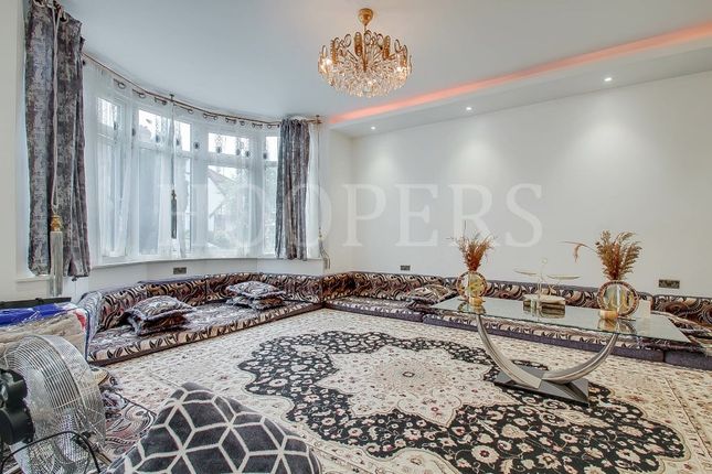 5, Winslow Close, London photo 2