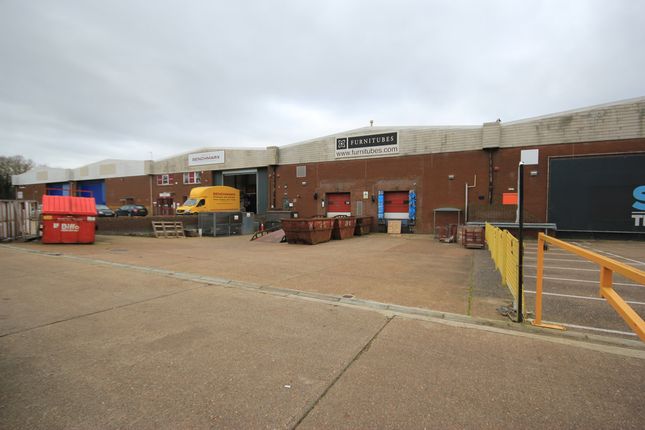 Warehouse to let in Courteney Road, Gillingham