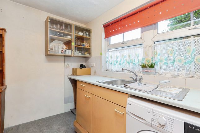 5, Rowan Close, Aylesbury photo 3