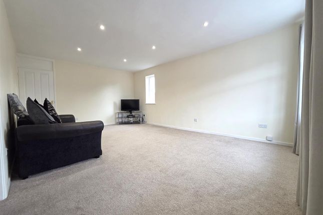 11, Oak Apple Close, Stourport-On-Severn photo 2
