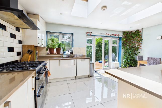 13, Somerset Avenue, Chessington photo 4