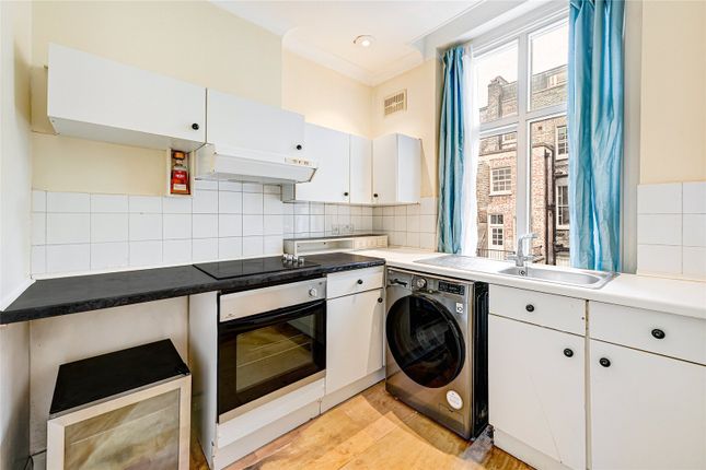 Flat for sale in Cumberland Street, London