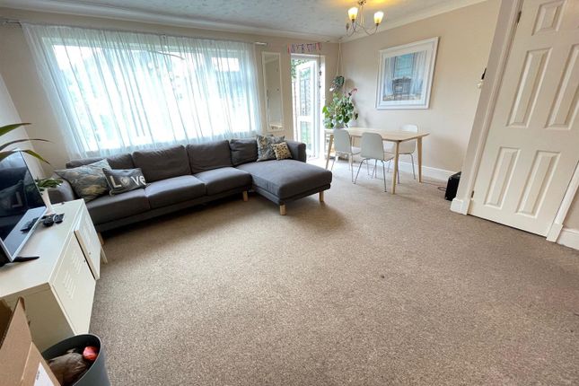 80, Willowhayne Drive, Walton-On-Thames photo 2