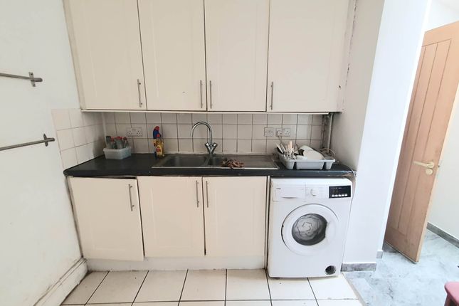 Room 2, Hereford Road, London photo 4