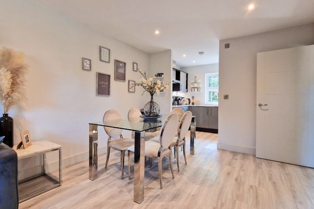 9 Crown Corner, High Street, Crowthorne photo 3