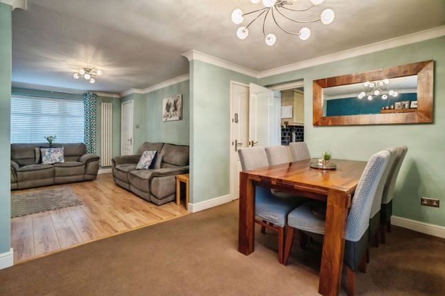4, Darley Close, Widnes photo 3
