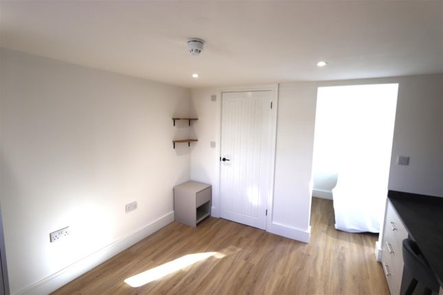 Studio, 23, Central Avenue, Southend-On-Sea photo 3