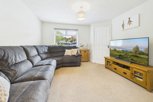 25, GROVE NOOK, HUDDERSFIELD photo 2