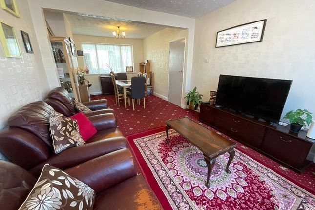12 Maybank Avenue, Hornchurch photo 4
