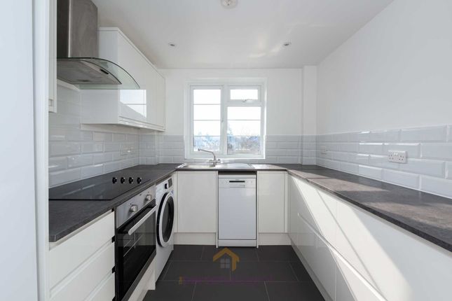 2 bed flat to rent in Lancaster Court, Nork SM7
