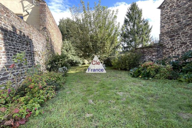 Town house for sale in Fougeres, Bretagne, 35300, France