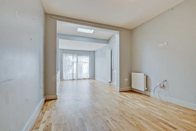 29, Blenheim Gardens, Wembley photo 3