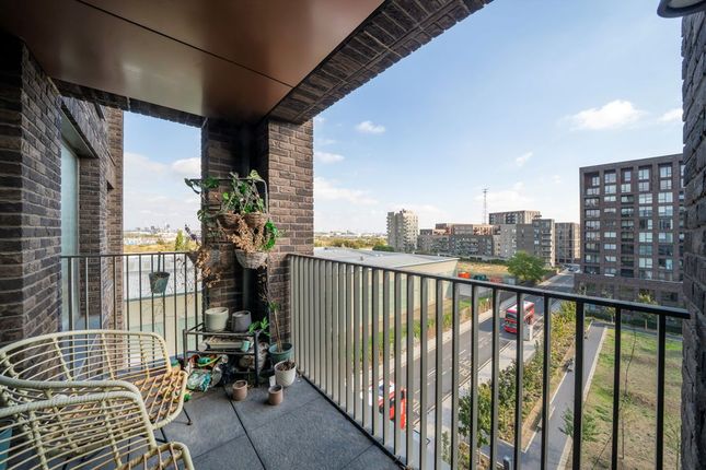 40 George Court, 3, Shackleton Way, London photo 4