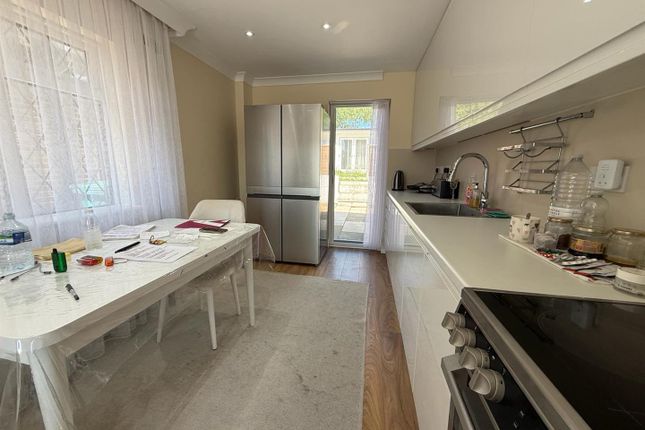 108, Sturgess Avenue, London photo 4