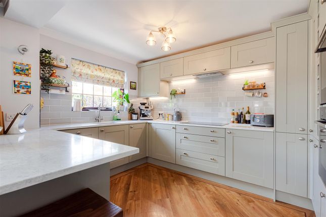 9, Ladycroft Way, Farnborough photo 2